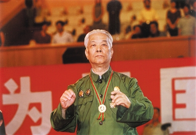 2002年軍樂團成立50周年,羅浪在首都體育館指揮國歌演出。