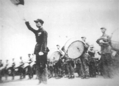 1949年開國大典上,羅浪擔任聯合軍樂隊總指揮。羅浪家人供圖